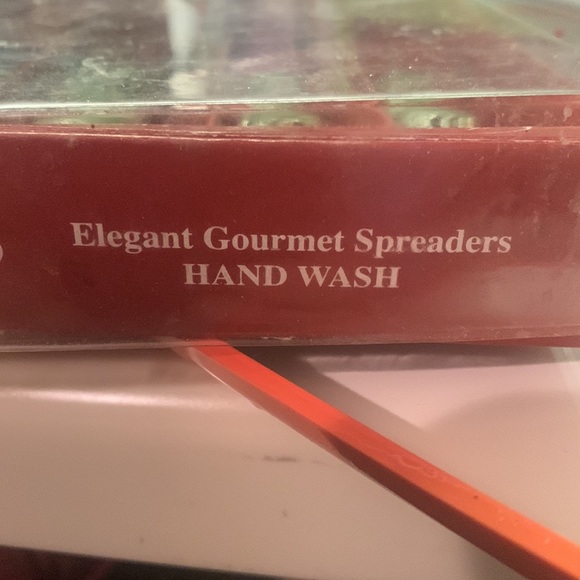 Green pine cone and needle art spreaders. - Picture 4 of 8